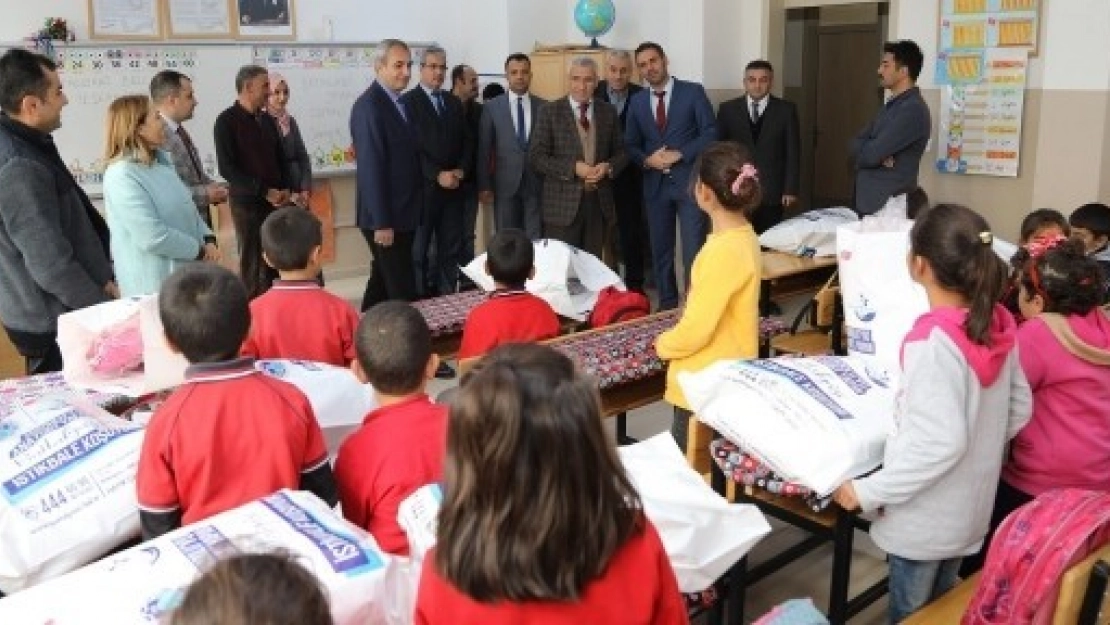  Belediyeden Öğrencilere Giyecek Yardımı