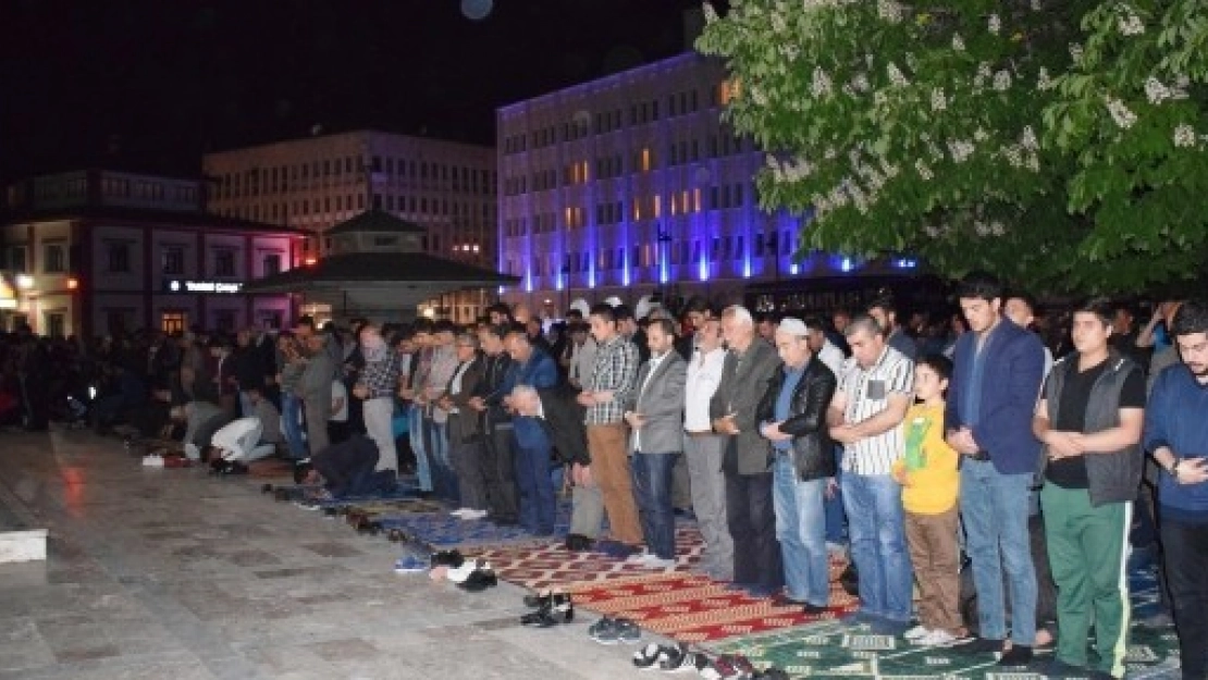 Berat Kandilinde Camiler Doldu Taştı