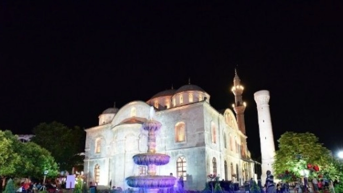 Berat Kandili'nde Vatandaşlara Şerbet İkram Edildi