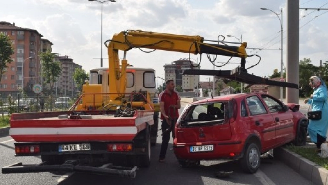 Beton Mikseri Otomobile Çarptı: 3 Yaralı