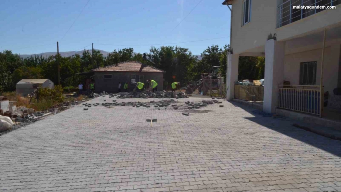 Beydağı Mahallesi ve Cemevi'nde kilit taşı çalışmaları yapıldı