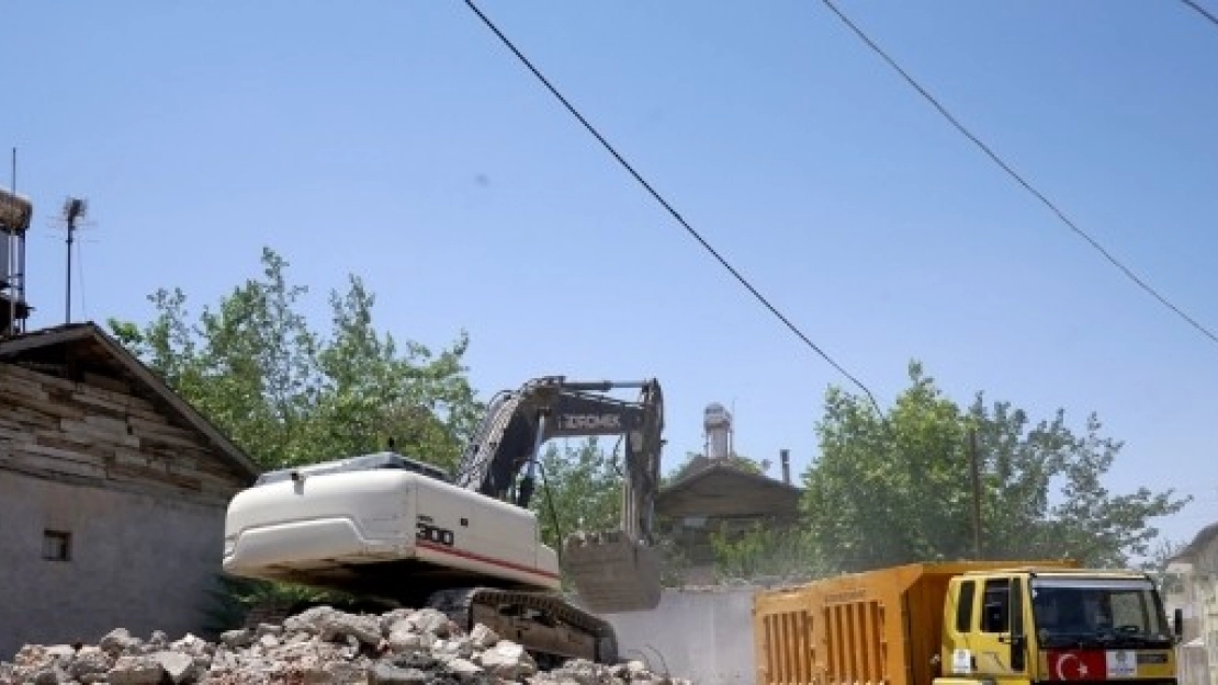 Beydağı'nda Yıkılan Yapıların Molozları Kaldırılıyor