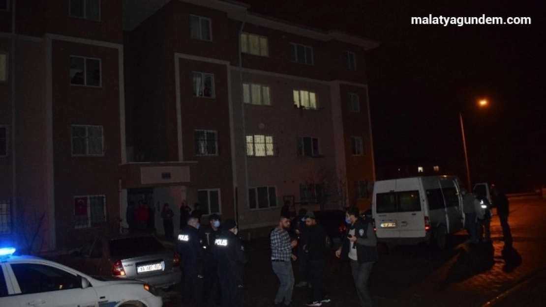 Birbirlerini bıçaklayan çift kurtarılamadı