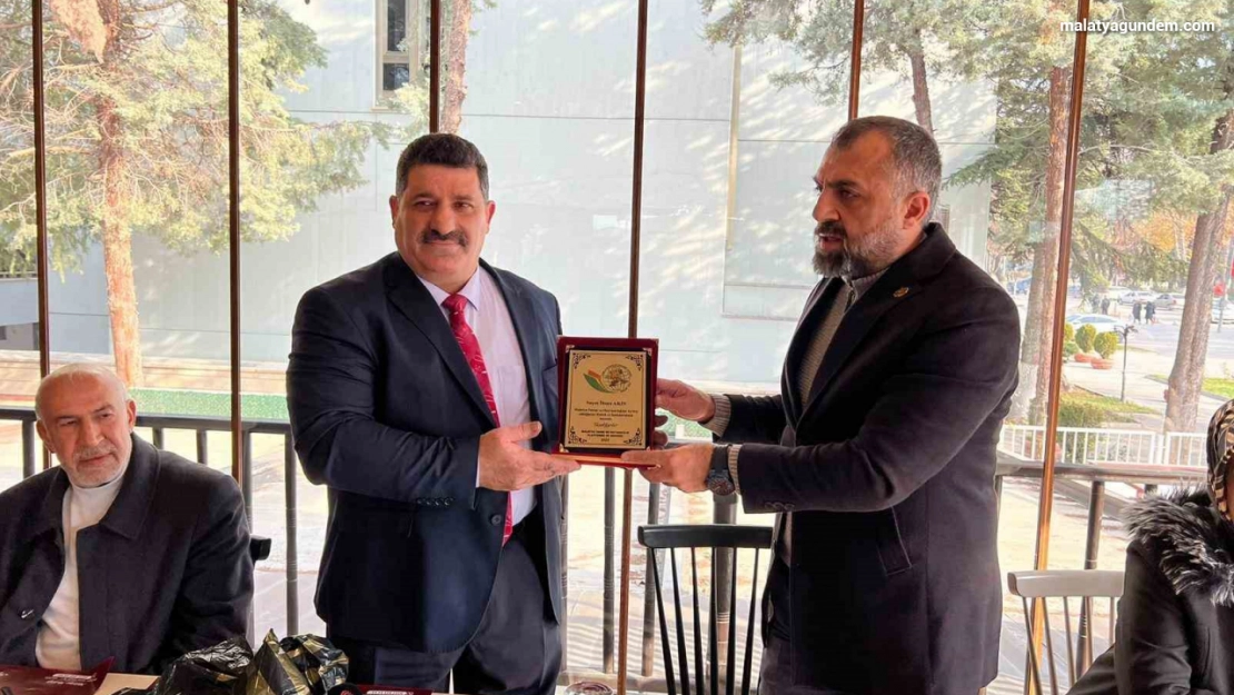 Birlik Başkanı Akın'a tarıma kazandırdığı projeler için plaket verili