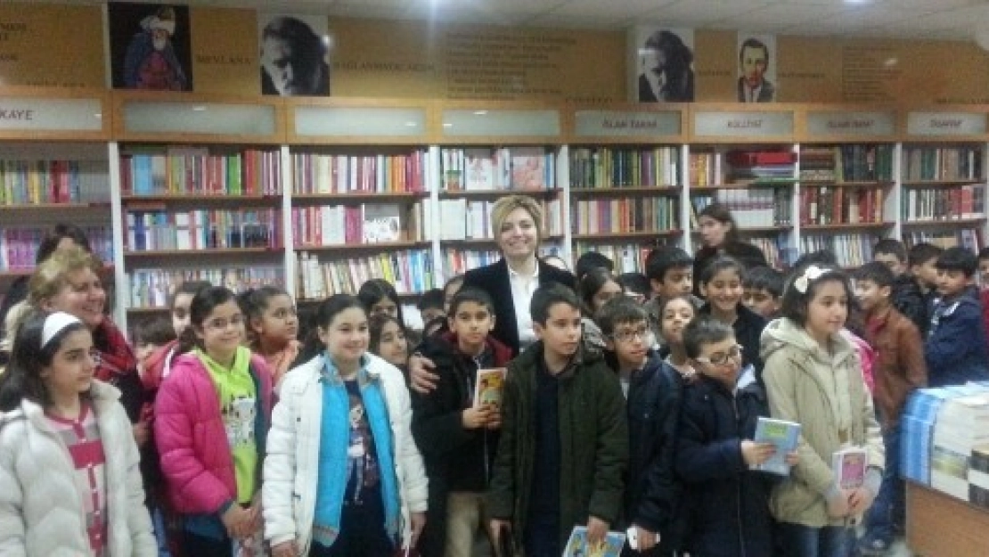  BİRSEN EKİM ÖZEN KİTAPLARINI İMZALADI