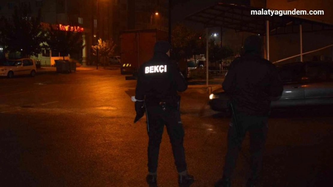 Boşanma aşamasındaki eşini defalarca bıçaklayarak öldürdü