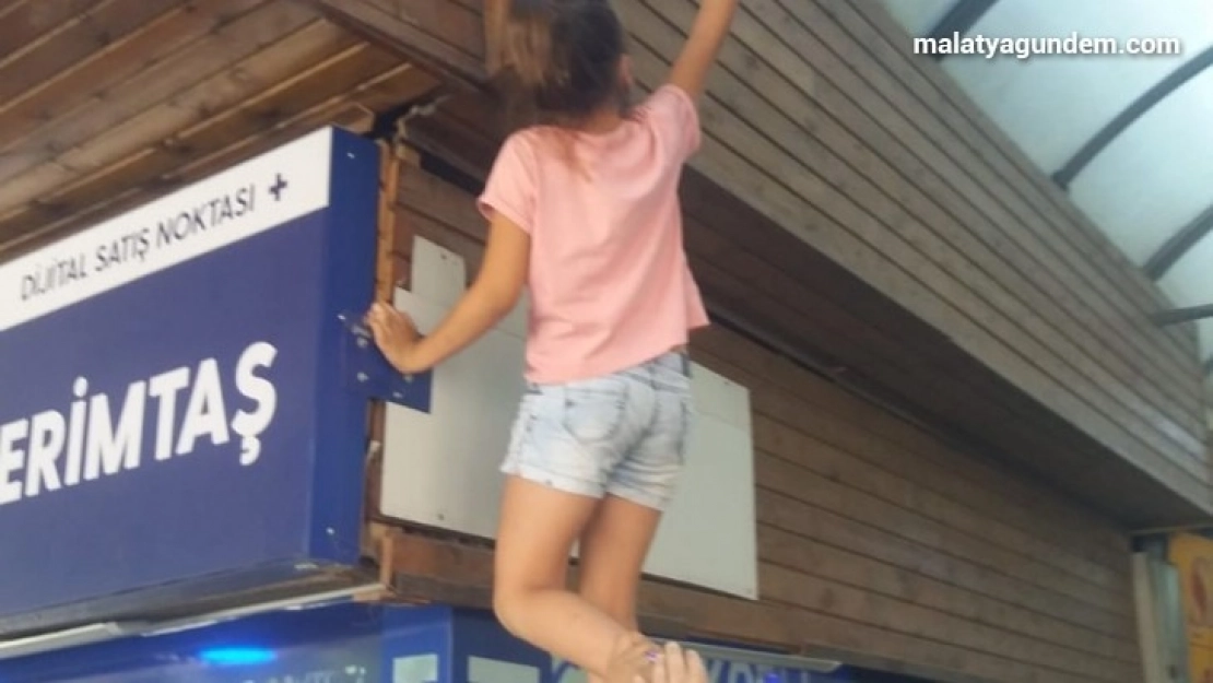 Boynuna ip dolanan kedi, boğulmaktan son anda kurtuldu