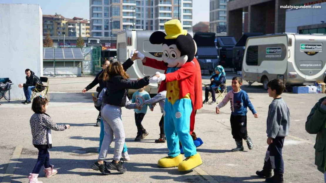 Çadırda kalan depremzede çocuklara moral