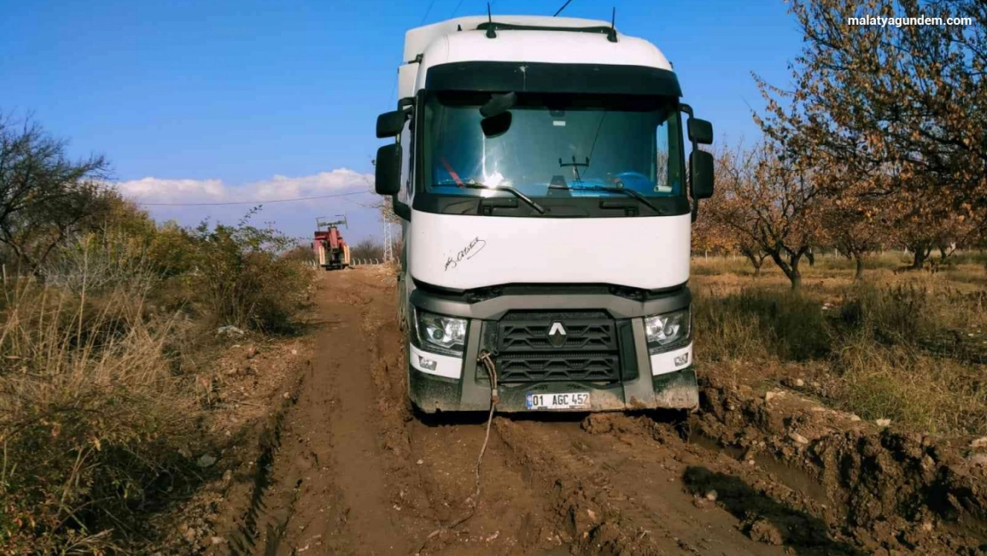 Çamura batan kamyonu kurtarmaya giden vinçte çamura battı