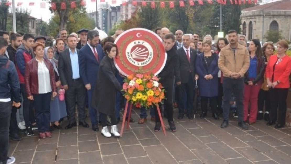 CHP, Cumhuriyet Bayramında Çelenk Sundu