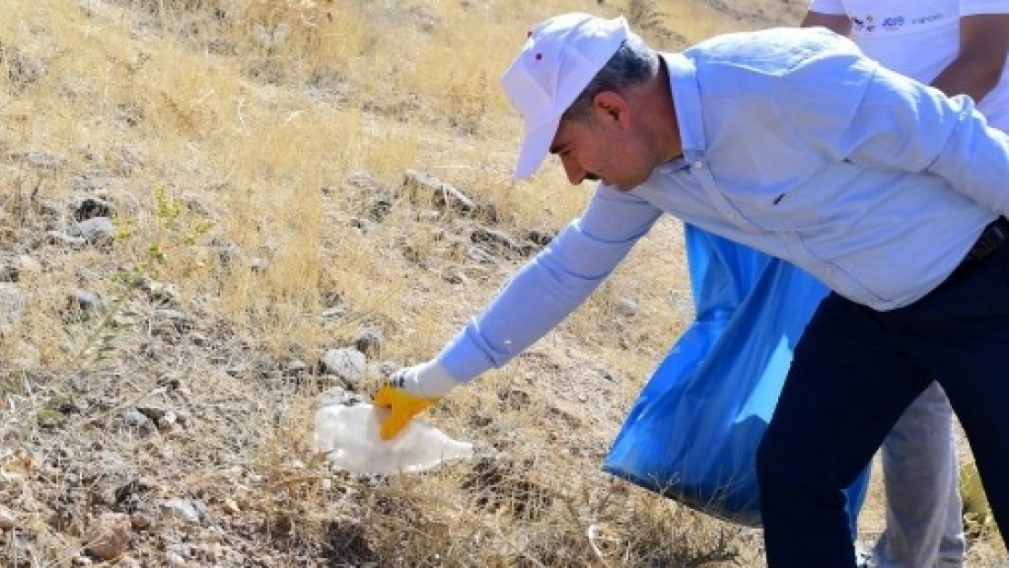 Çınar, Gençlerle Birlikte Temizlik Yaptı, Çöp Topladı