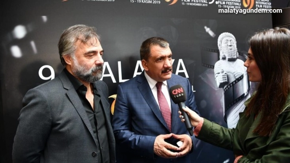 Cinsiyetsizlik ödülü festivali iptal ettirdi