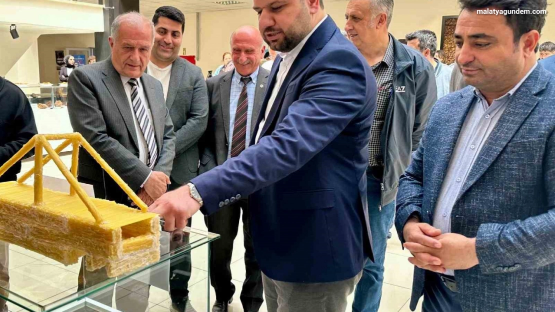Çubuk makarnadan yapılan köprüler yarıştı