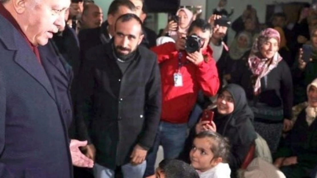 Cumhurbaşkanı Erdoğan, depremzedeleri çadırlarında ziyaret etti