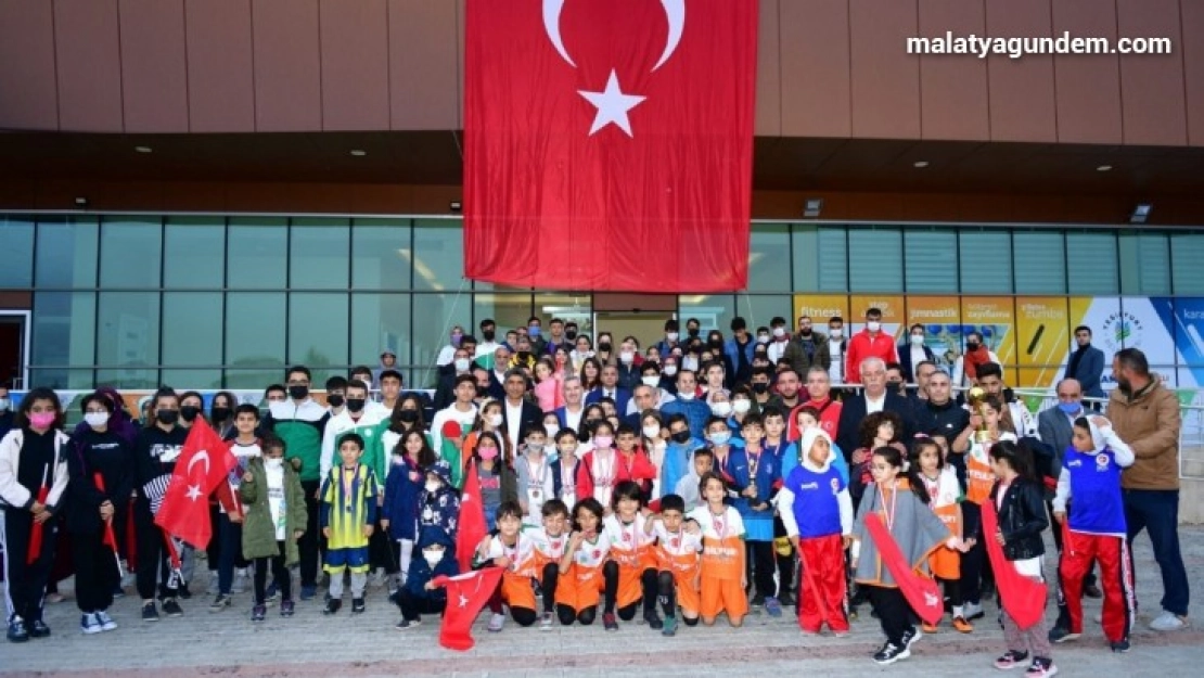 Cumhuriyet Kupası'nda dereceye girenlere ödülleri dağıtıldı