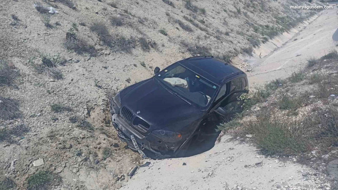 Darende'de araç yol kenarına devrildi: 1 yaralı