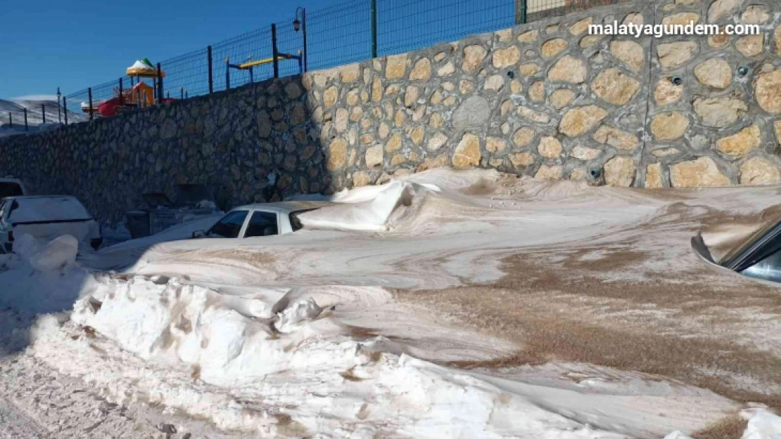 Darende'de araçlar karda kayboldu