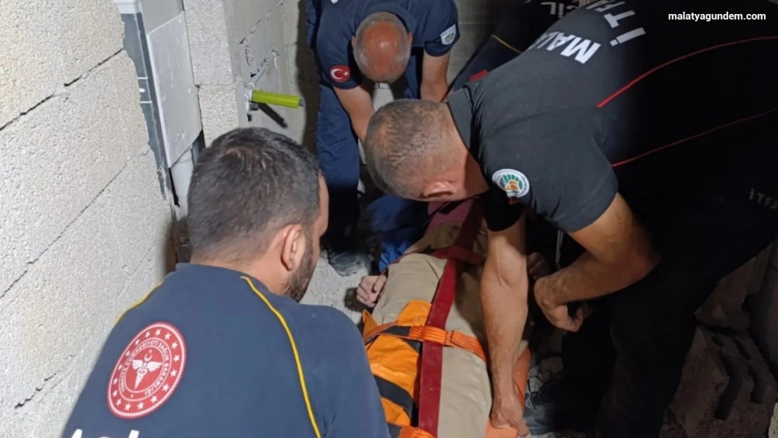 Darende'de inşaatta asansör boşluğuna düşen kadın yaralandı