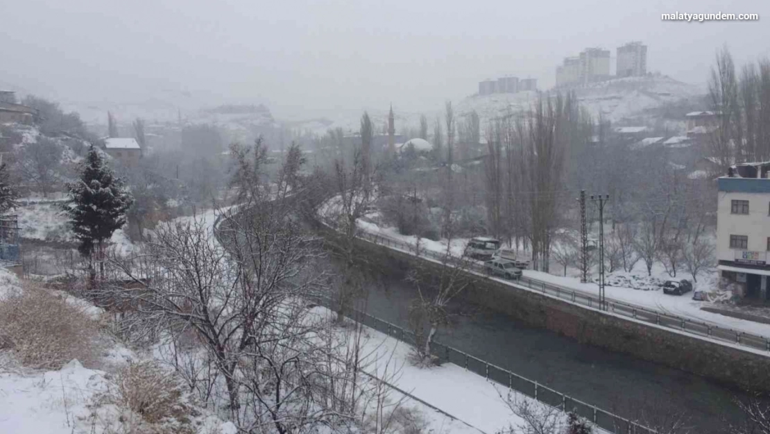 Darende'de kar yağışı etkili oldu