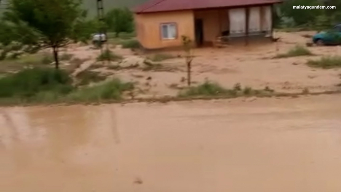 Darende'de sağanak yağış etkili oldu