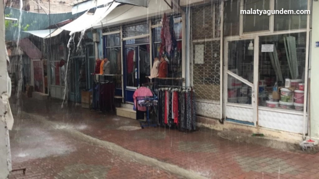 Darende'de sağanak yağış hayatı olumsuz etkiledi