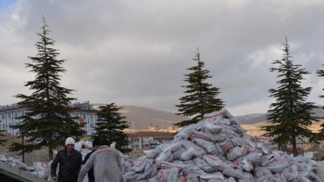 İhtiyaç Sahiplerine Kömür Dağıtılıyor