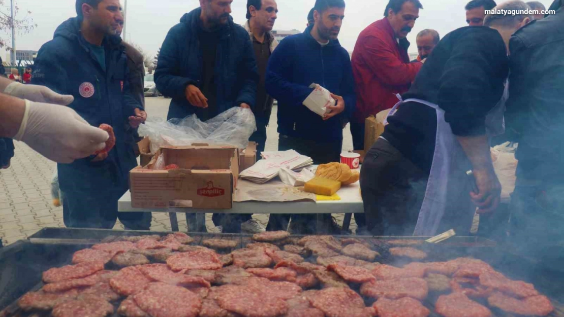 Deprem bölgesi Malatya'da 28 bin kişiye köfte ekmek dağıtıldı