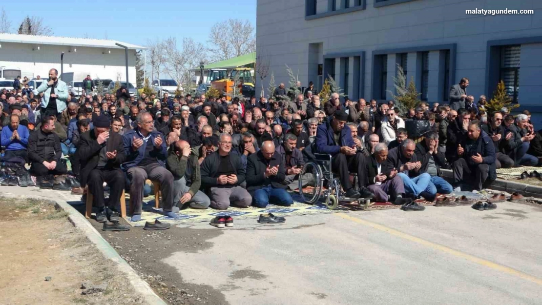Deprem bölgesi Malatya'da Ramazan'ın ilk cuma namazı kılındı
