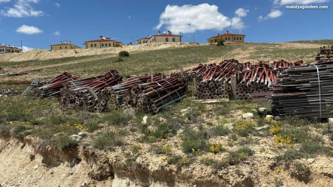 Deprem konutlarının inşaatında hırsızlık