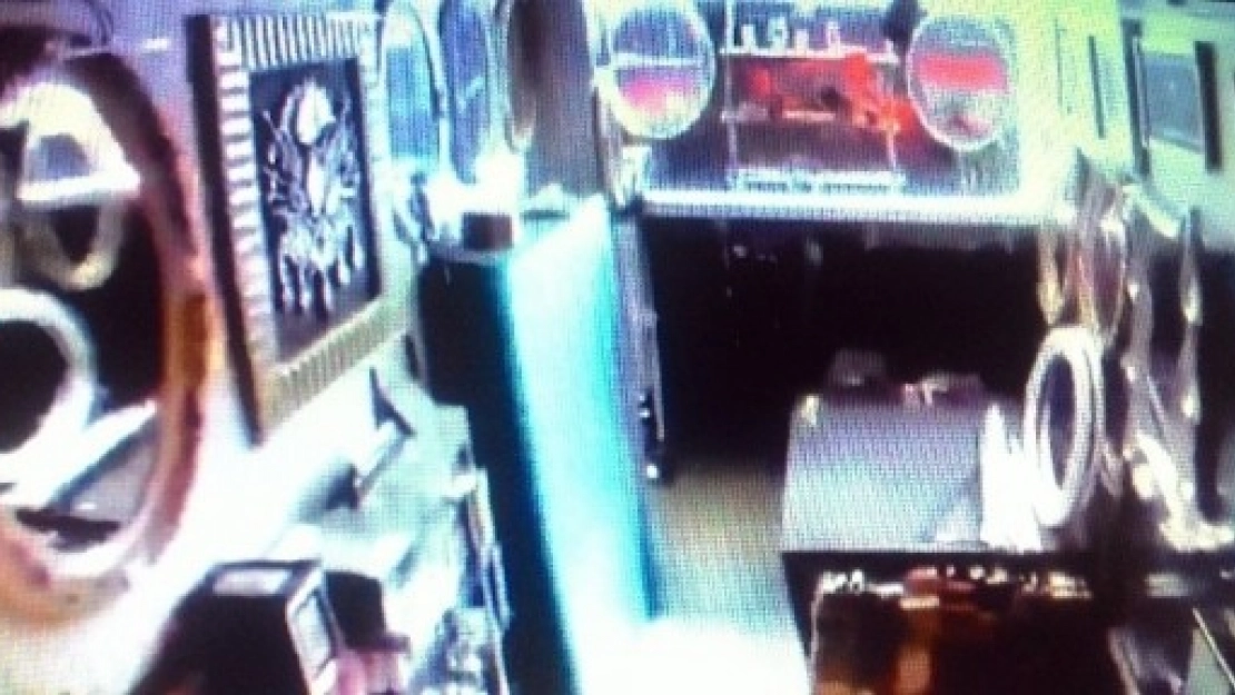Deprem anında aynalar yere düştü