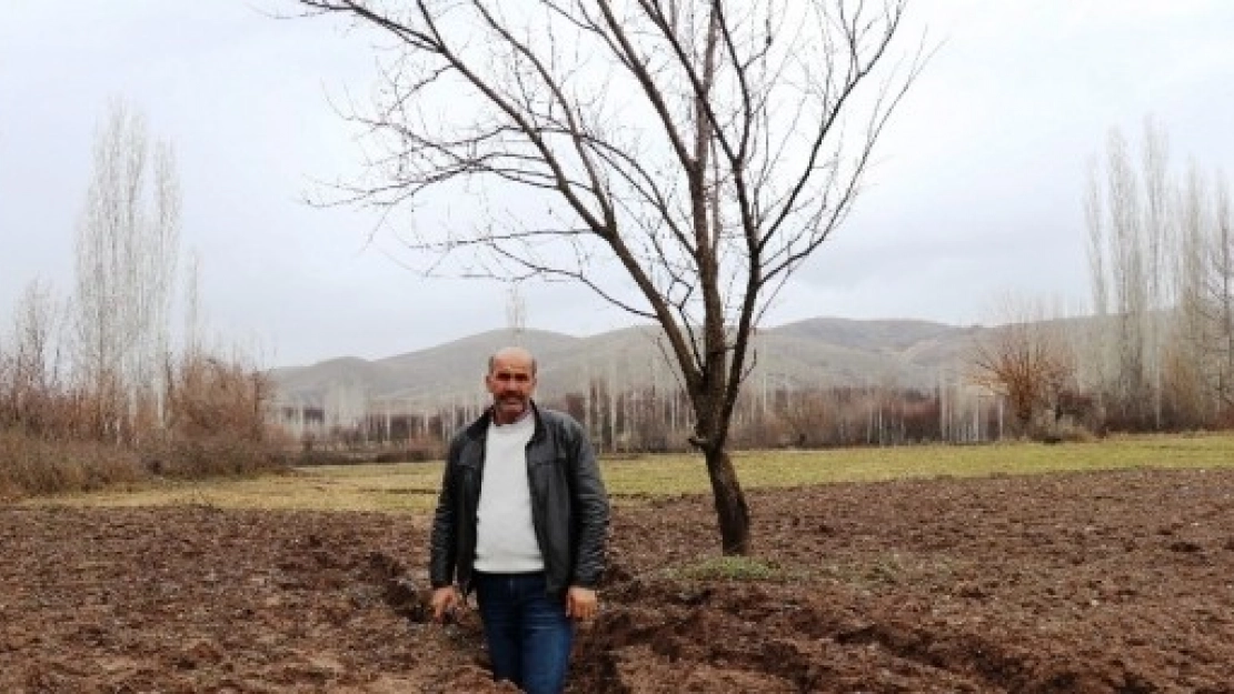 Deprem Sonrasında Oluşan Dev Yarıklar Tedirgin Ediyor