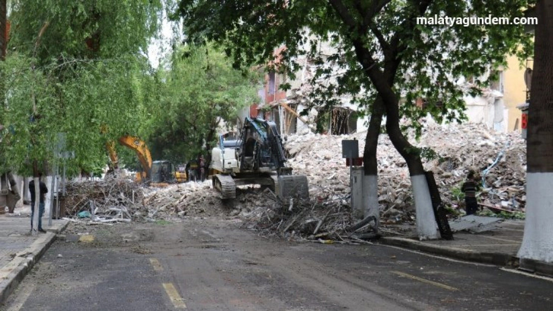 Depremde ağır hasar gören bina kontrollü yıkılıyor
