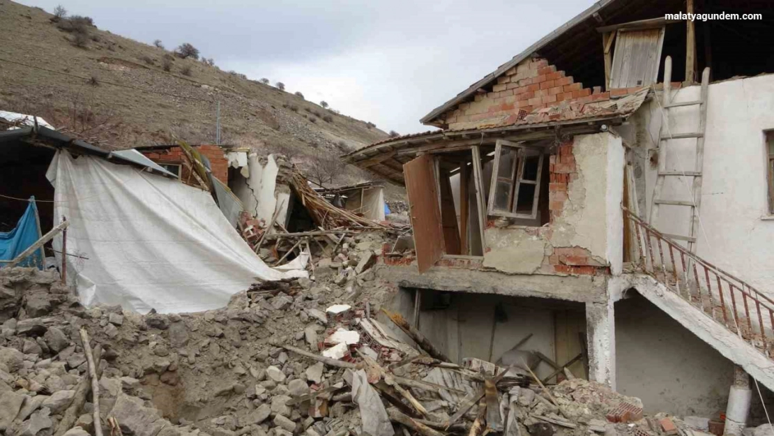 Depremde enkaza dönen ve 457 hanenin bulunduğu mahalle taşınmak istiyor