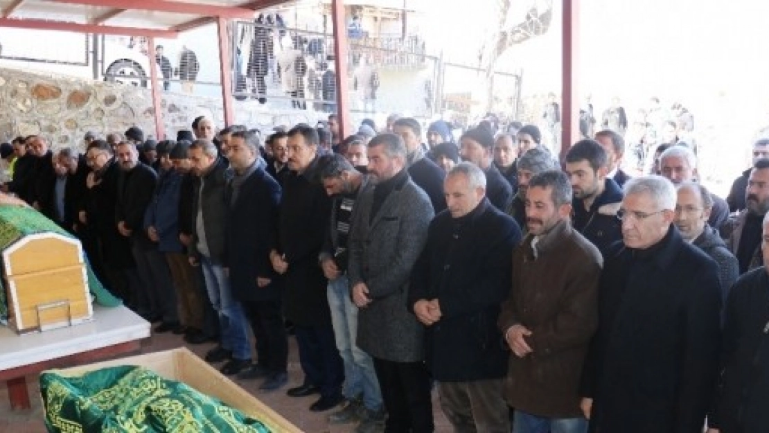 Depremde ölen anne ve oğlu defnedildi