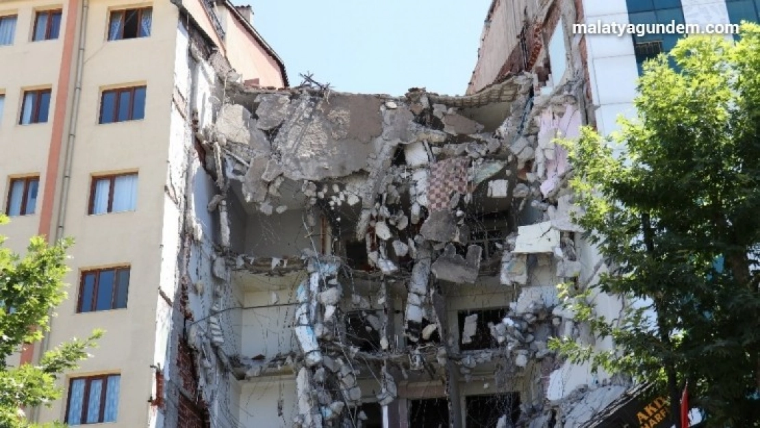 Depremden hasar gören bina yıkılırken yan binada çatlak oluştu, bina tahliye edildi