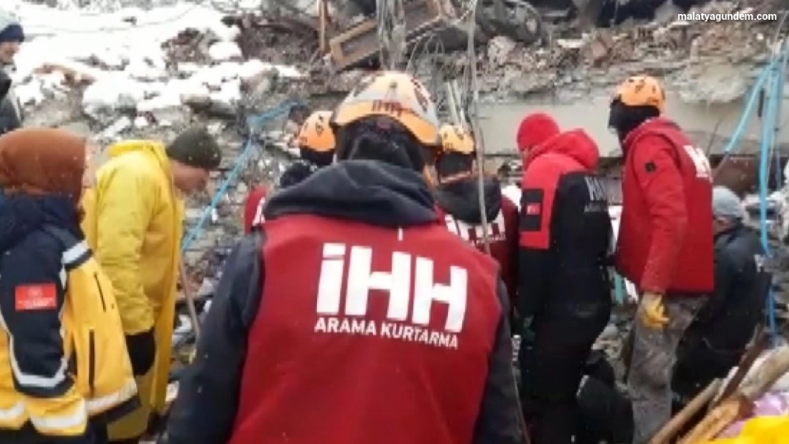 Depremden onlarca saat sonra enkazdan sağ çıkarıldı
