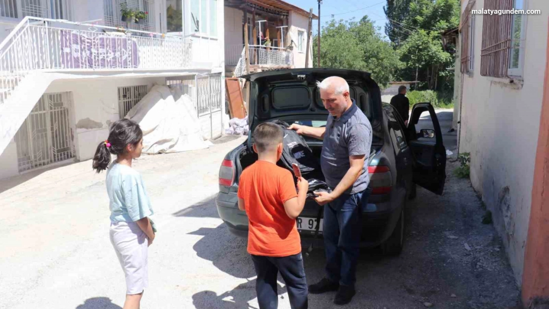 Depremzede öğrencilere okul çantası hediyesi