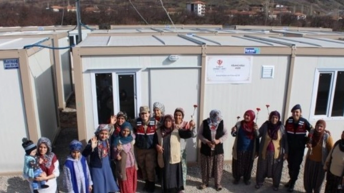  Depremzede Kadınlara Karanfil
