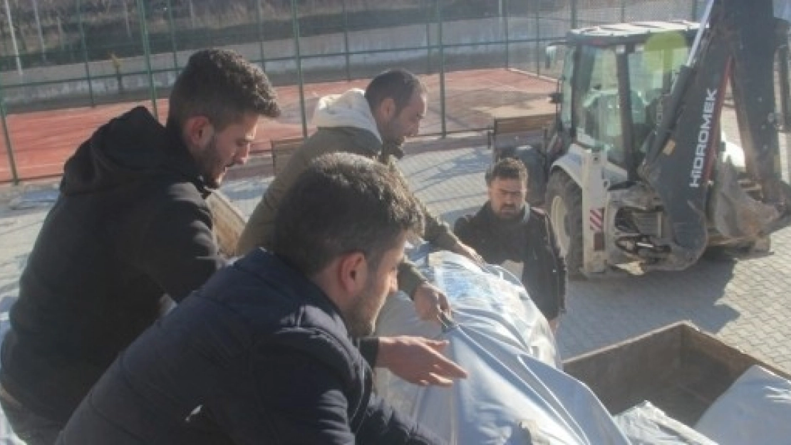 Depremzedelere Çadır Dağıtılmaya Başlandı