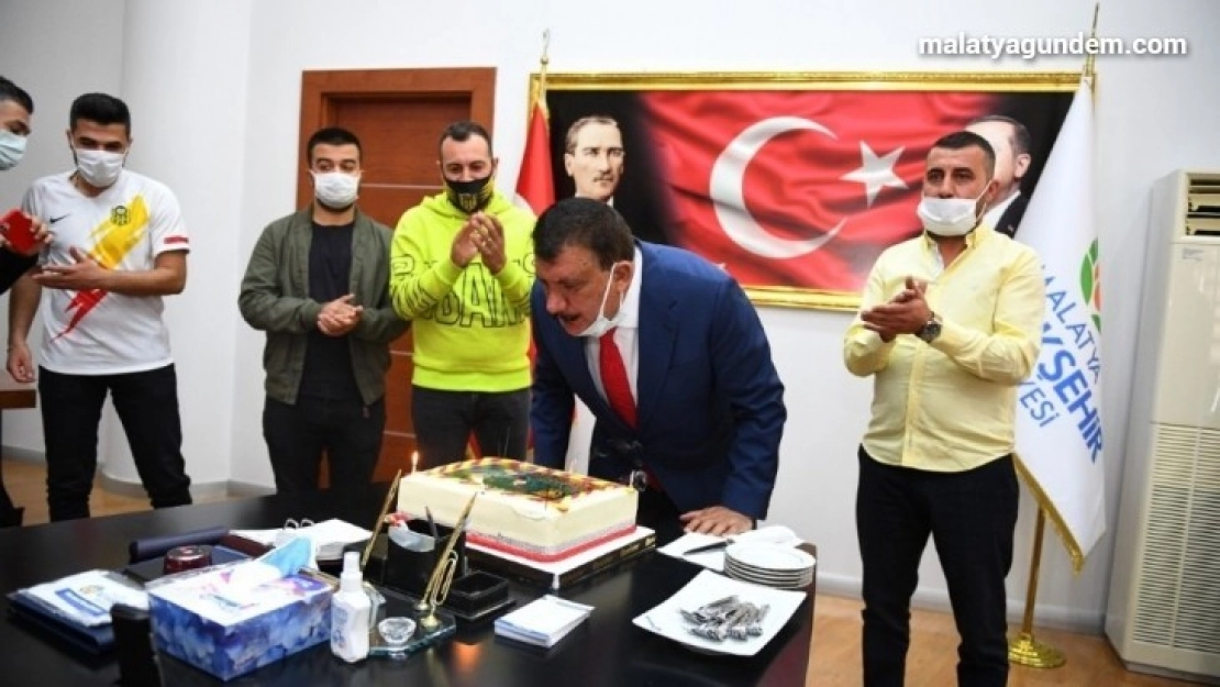 Derebeylerinden Gürkan'a sürpriz kutlama