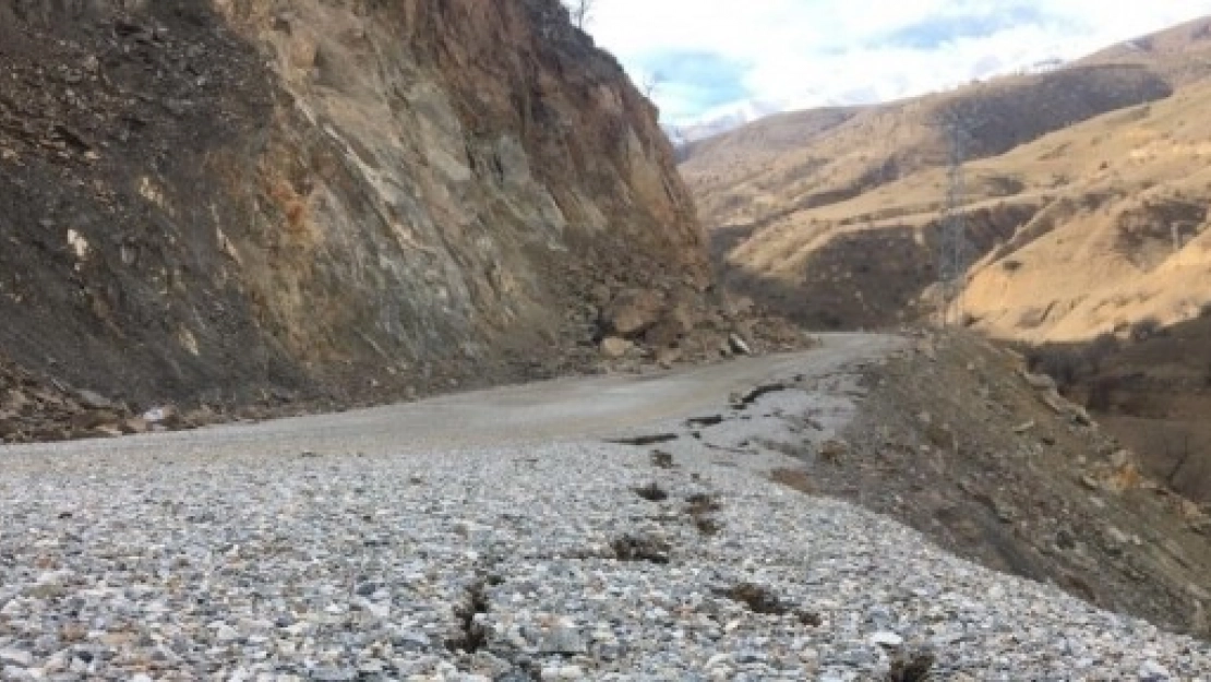 Dev Kaya Parçaları Yolu Kapattı
