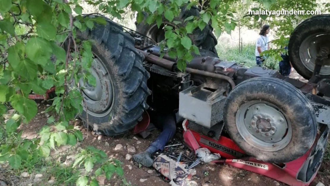 Devrilen traktörün altında kalan sürücü hayatını kaybetti