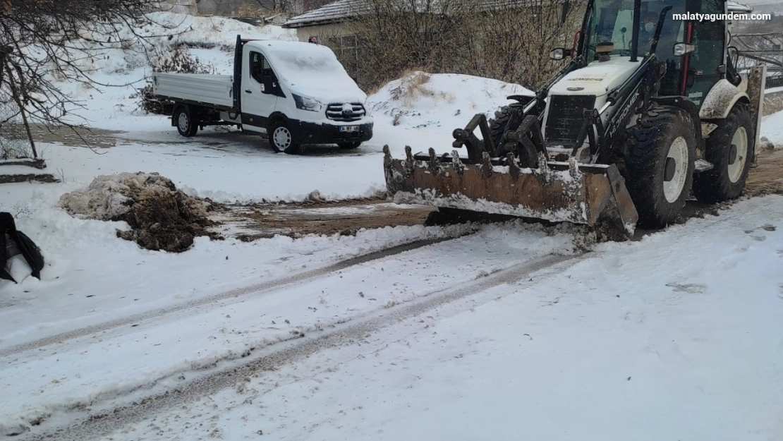 Doğanşehir'de karla mücadele çalışmaları devam ediyor