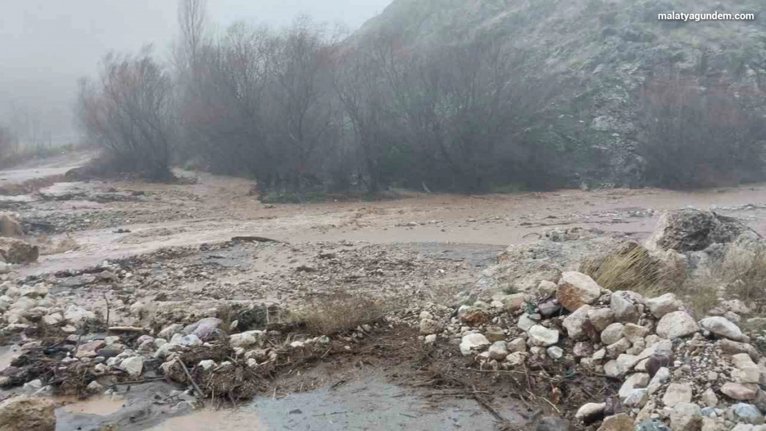 Doğanşehir'de yağmur suları sel getirdi