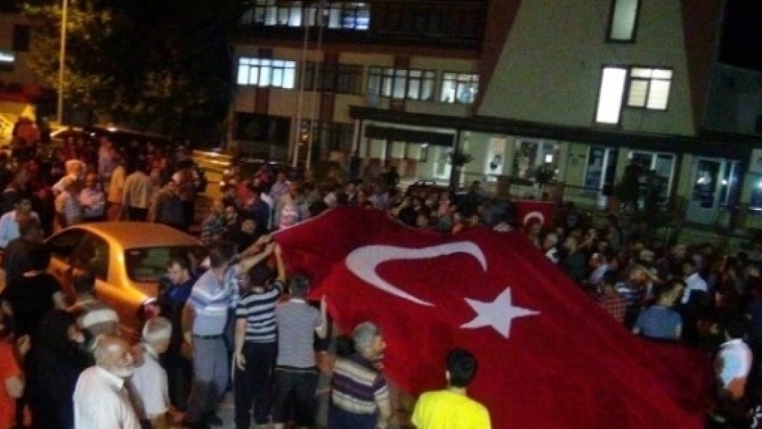 Binlerce Kişi Sabaha Kadar Sokaktaktaydı