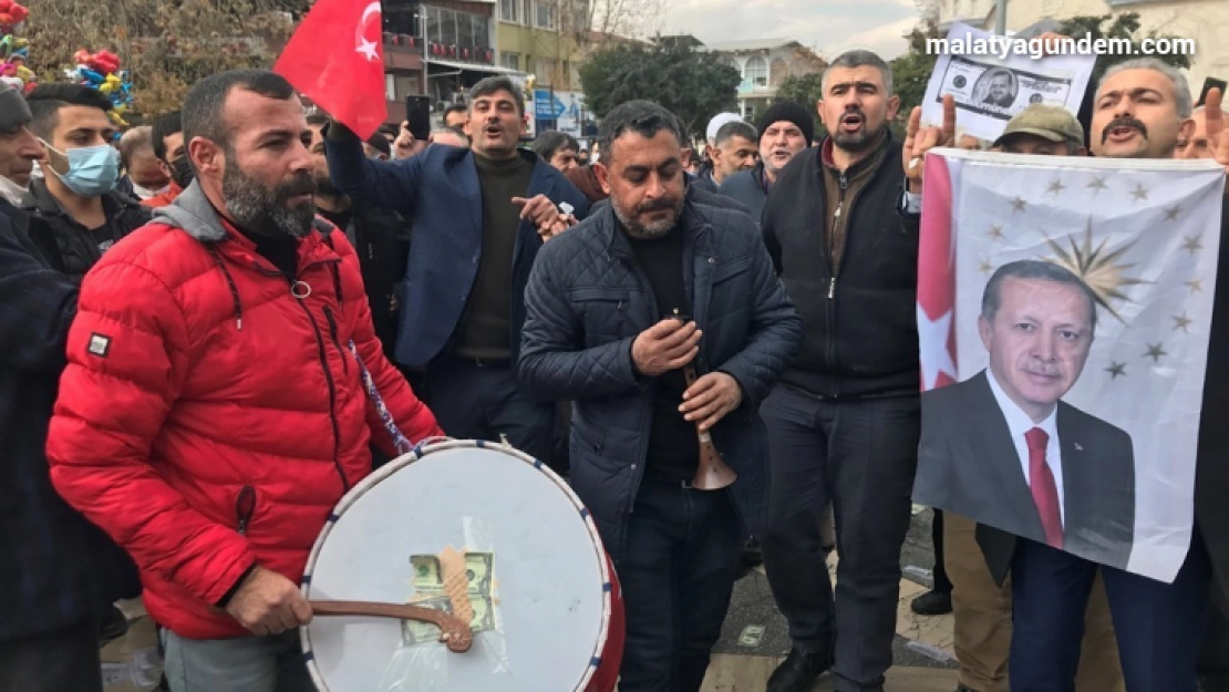 Dövizdeki düşüşe sevinen Malatyalılar,  bu kez de şehir merkezinde halay çektiler, tatlı dağıttılar