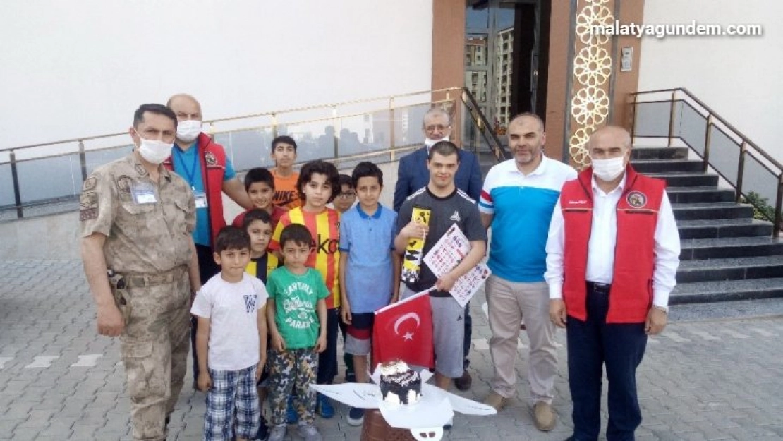 Down Sendromlu çocuğa doğum günü sürprizi