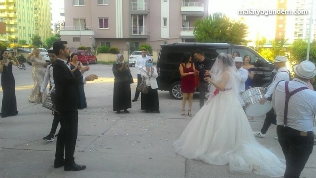 Düğünlerde sosyal mesafe kurallarına dikkat