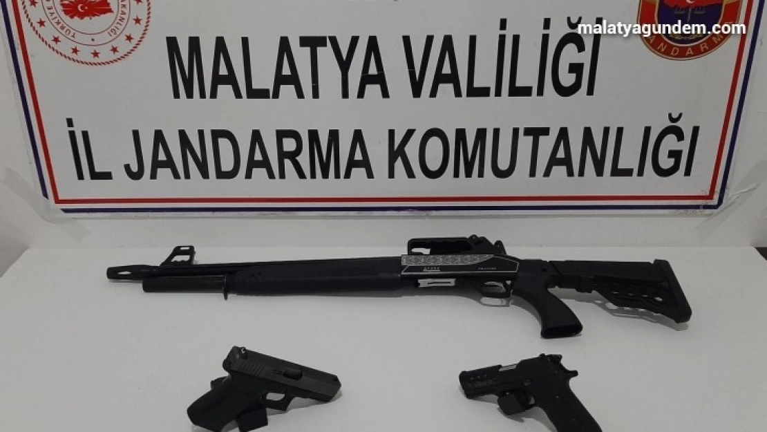 Durdurulan araçta silahlar ele geçirildi