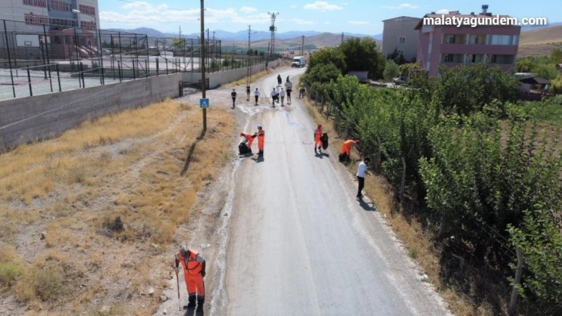 Gençler çevreye atılan maske ve eldivenleri topladı